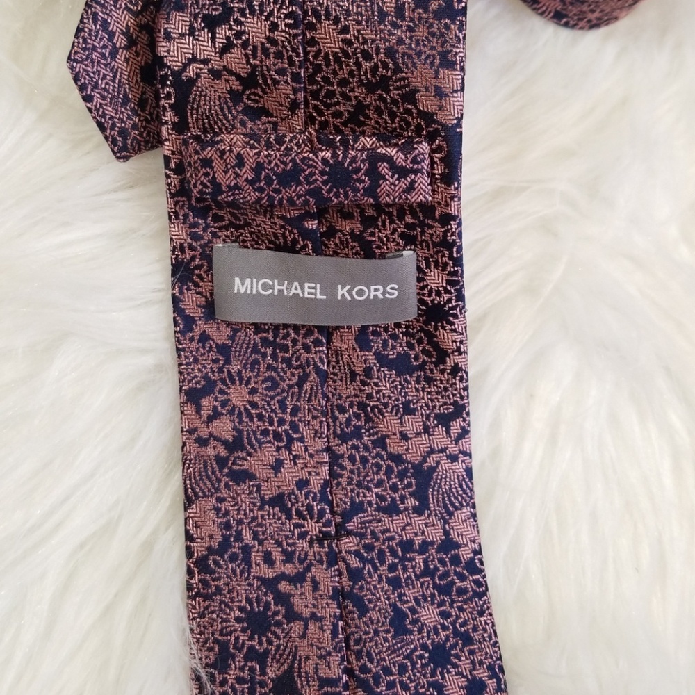 Michael Kors pattern Silk men Tie. - Picture 4 of 8